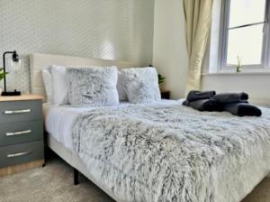 Elysian Escape, modern 5 bedroom house, sleeps 12