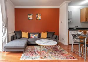 Stylish Town Centre Apartment, ALLOCATED FREE PARKING SPACE, RICKMANSWORTH HIGH STREET, Modern Decor, Juliet Balcony, Walking Distance to Rickmansworth Station Metropolitan Line