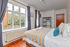 Stylish Town Centre Apartment, ALLOCATED FREE PARKING SPACE, RICKMANSWORTH HIGH STREET, Modern Decor, Juliet Balcony, Walking Distance to Rickmansworth Station Metropolitan Line