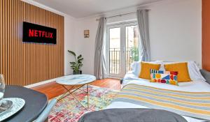 Stylish Town Centre Apartment, ALLOCATED FREE PARKING SPACE, RICKMANSWORTH HIGH STREET, Modern Decor, Juliet Balcony, Walking Distance to Rickmansworth Station Metropolitan Line