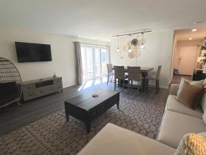 Palm Court-Trendy & Block from Ocean Casino