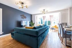 Modern and Spacious Home From Home 1 mile from M1 - with Netflix, Prime Video, PS5, free parking, superfast WiFi, BBQ - Sleeps 11 - By Brightleap Apartments - Sherington