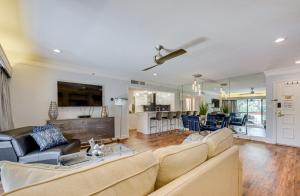 8 Mi to Honeymoon Island Golf Getaway with Balcony!