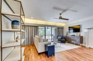 8 Mi to Honeymoon Island Golf Getaway with Balcony!