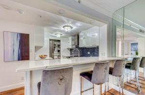 8 Mi to Honeymoon Island Golf Getaway with Balcony!