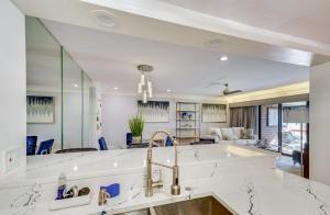 8 Mi to Honeymoon Island Golf Getaway with Balcony!