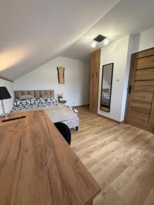 Apartament z tarasem i pokoje KLIMATYZOWANE -Drozdówka Solina