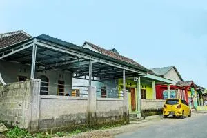 OYO Life 92222 Sahabat Kost Syariah Pacitan - 巴芝丹