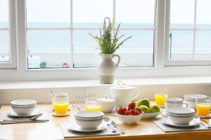 Delightful beachfront apartment - 2 bedrooms sleeps 4 - parking & stunning views