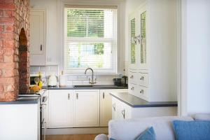 Delightful beachfront apartment - 2 bedrooms sleeps 4 - parking & stunning views