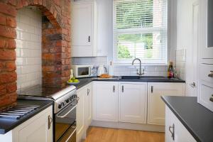 Delightful beachfront apartment - 2 bedrooms sleeps 4 - parking & stunning views