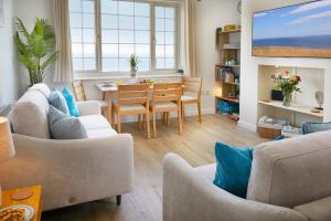 Delightful beachfront apartment - 2 bedrooms sleeps 4 - parking & stunning views