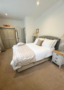 Modern 2 bed with parking in Marlow