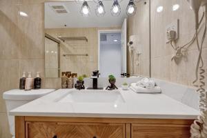 Chic 2-Bedroom Condo with Beach Service & Gym 1210