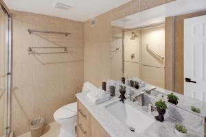 Chic 2-Bedroom Condo with Beach Service & Gym 1210