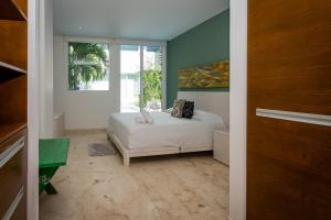Magnificent 2 blocks from the beach and 5th Ave