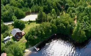 Chalet by the Lake with Beach, Spa, Fire & Pool Table - Nominingue