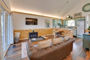 Hot Tub and Fire Pit Romantic Getaway in Frenchburg