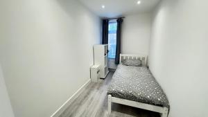 Flat 2 - 24 Cliff Road