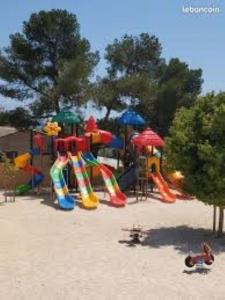 Mobil-home récent de 2025 à Camping Domaine lIle dOr à Saint Raphaël