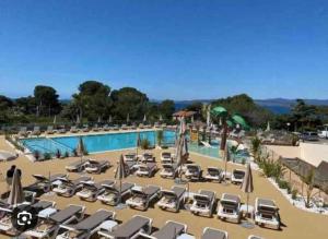 Mobil-home récent de 2025 à Camping Domaine lIle dOr à Saint Raphaël