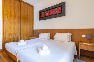 Marina Breeze Apartment with Pool - 900m from the Beach