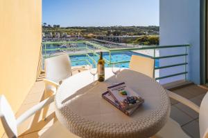 Marina Breeze Apartment with Pool - 900m from the Beach