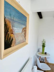 Dom na wzgórzu z widokiem na jezioro