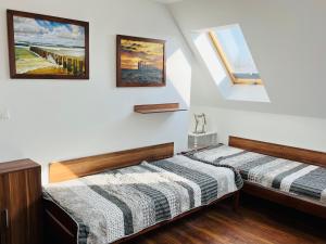 Dom na wzgórzu z widokiem na jezioro