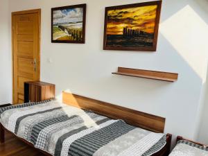 Dom na wzgórzu z widokiem na jezioro