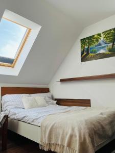 Dom na wzgórzu z widokiem na jezioro