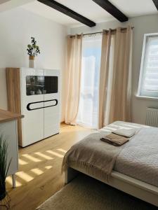 Dom na wzgórzu z widokiem na jezioro