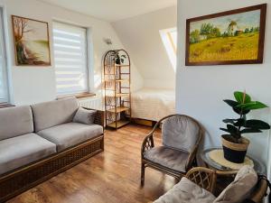 Dom na wzgórzu z widokiem na jezioro