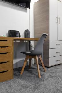 City Centre Studio 8 with Kitchenette, Free Wifi and Smart TV by Yoko Property