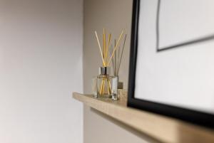 City Centre Studio 8 with Kitchenette, Free Wifi and Smart TV by Yoko Property