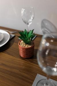 City Centre Studio 8 with Kitchenette, Free Wifi and Smart TV by Yoko Property