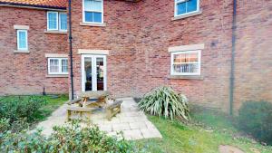 Honeybee Cottage - Part of the The Bay Filey Holiday Village with pool, gym and direct beach access, pub, restaurant, tennis and meadows walks