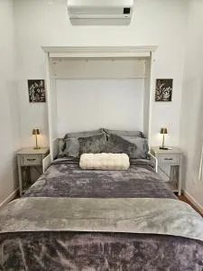 Modern 1-bedroom Studio with Full Kitchen and Bath - Mojave