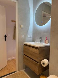 The Cozy Nest Stylish and Serene City Studio