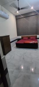 Kaka Guest House Near Prem Mandir and 100 Mt far away from Premanand Maharaj G