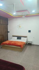 Kaka Guest House Near Prem Mandir and 100 Mt far away from Premanand Maharaj G