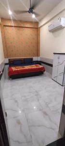Kaka Guest House Near Prem Mandir and 100 Mt far away from Premanand Maharaj G