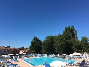 Appartements Charmant T2 PISCINE chambre lit double dans residence du Lac : photos des chambres