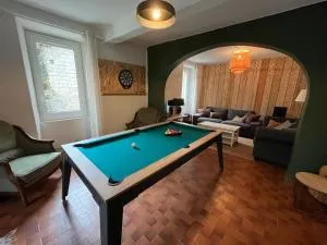 Spacious family home with river access - Esbareich