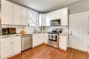 3 Mi to Penn Pet-Friendly Townhome in Yeadon!