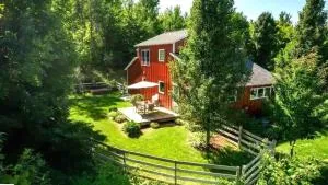 Red Timbers Near Beaches and Wineries - Cedar