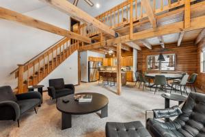 Mountain Escape with Hot Tub and Lounge Area