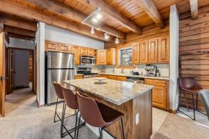 Mountain Escape with Hot Tub and Lounge Area