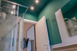 Zimmer mit Queensize-Bett und Balkon