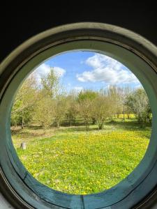 Fermes Gites Les Perouilles - La Roulotte Climatisee avec Jacuzzi de Josepha : photos des chambres
